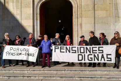 El grupo mostró pancartas en las puertas del Ayuntamiento.