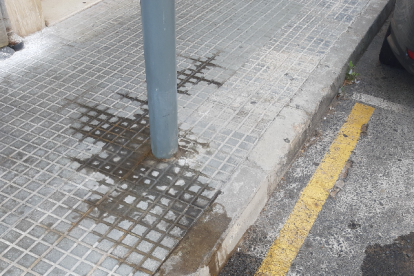 Fotografía de las micciones acumuladas en torno a una farola en Vila-seca.