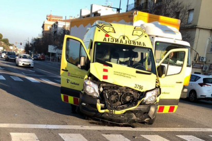 L'ambulància va col·lidir amb la part frontal contra la part lateral del turisme.