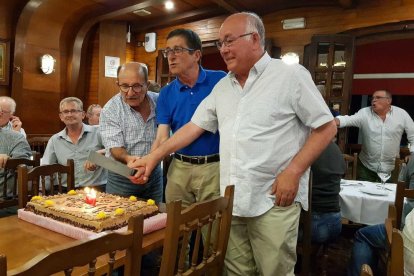 Gornals, Castan i Martín tallant el pastís d'aniversari del club.