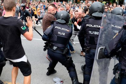 Cargas policiales en el InsTarragona y la plaza Imperial Tàrraco.