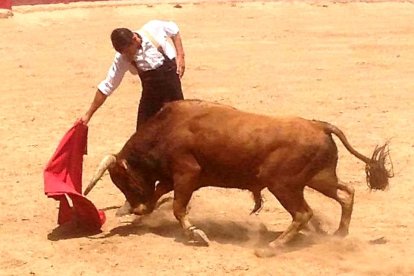 Pla general del torero tarragoní Rubén Marín durant un moment d'un espectacle taurí sense mort de l'animal celebrat a Castelló