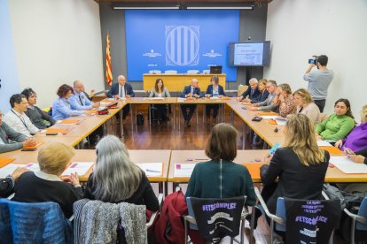 Instant de l'inici de la reunió de la Mesa contra el masclisme.