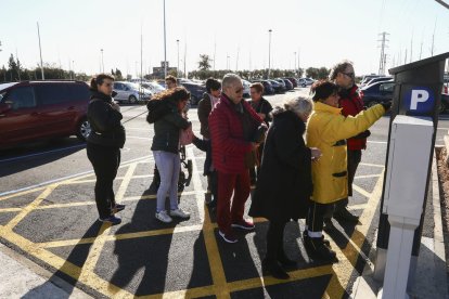 Persones utiliztant els nous parquímetres el primer dia d'obertura