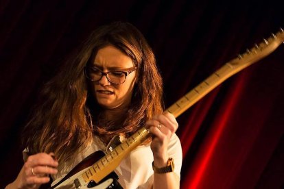 Carlota López van de Logt tocando la guitarra.