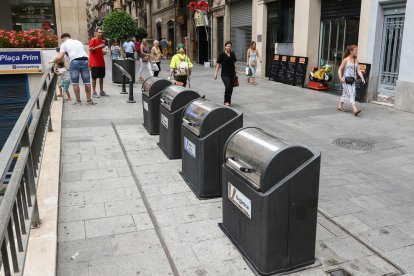 Els contenidors del carrer Llovera i una treballadora de la neteja.