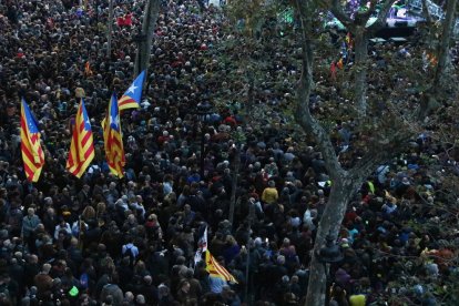 Imatge d'estelades en l'acte que el Tsunami Democràtic celebra el 9 de novembre a la plaça Universitat.