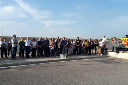 Alguns dels concentrats amb una urna de l'1 d'octubre davant del centre penitenciari de Mas d'Enric.