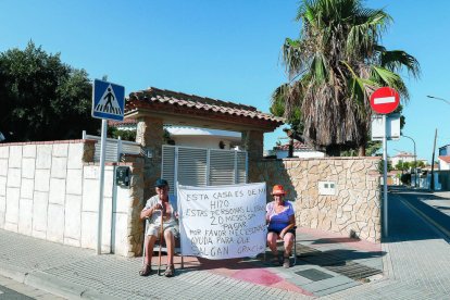 Los padres del propietario en un momento de la acampada delante de las puertas de la casa de Miami-Platja.