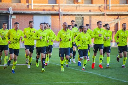 Alguns jugadors de la plantilla grana, durant l'escalfament d'aquest dimecres.