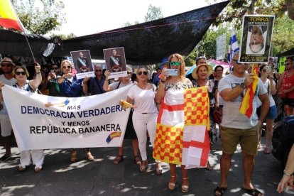 Imatge dels participants en aquestes accions equipats amb la bandera de Tabarnia o fotos del Rei.