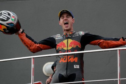 Pol Espargaró celebrant el seu primer triomf a MotoGP l'any passat.