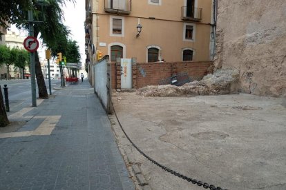 Imatge del solar ubicat entre la Rambla Vella i el carrer Rera Sant Domènec.