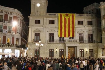 Imagen de la fachada del ayuntamiento de Reus con una estelada