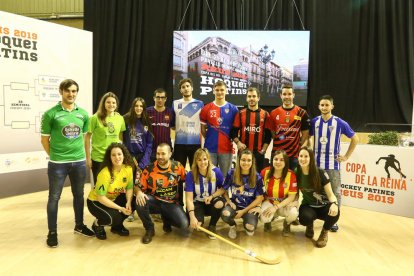 Los jugadores y jugadoras respresentants de los equipos que disputarán las copas del Rey y la Reina en el Pavelló Olímpic reusense.