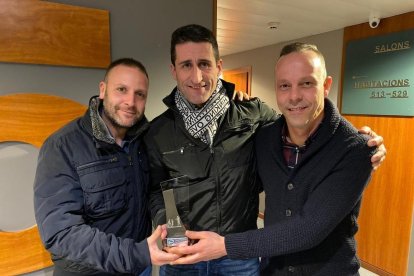 Adolfo Baines con el trofeo de mejor entrenador.