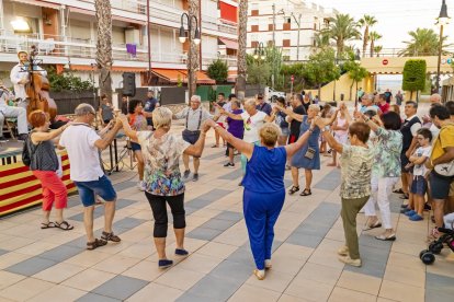 L'Ajuntament preveu que tots els anys per aquestes dates se celebri una ballada de sardanes a la nova plaça.