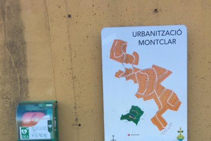 Imatge del desfibrilador instal·lat a la urbanització de Montclar.