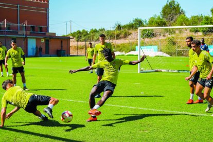 Tots dos centrals havien despertat l'interés de clubs de Segona A però el Nàstic no ha rebut cap oferta en ferm.