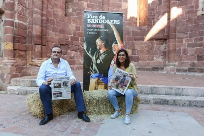 El concejal de Cultura, Josep M. Girona, y la concejala de la feria, Carla Miret, en la iglesia Vella.