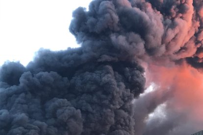 Pla general de l'incendi d'una nau industrial a Montornès del Vallès l'11 de desembre de 2019.