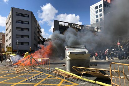 Un contenedor quema en la calle Tarragona de Barcelona, durante la manfiestació antifascista.