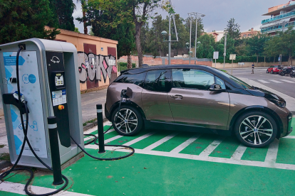 Las electrolineras ubicadas en Tarragona -este en l'Arrabassada- permiten acceder a la carga rápida por pocos euros.