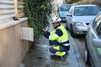 Un operari de la companyia d'aigua de Calafell tallant el subministrament a un dels habitatges ocupats il·legalment.