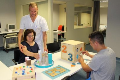 Imagen de los pacientes del Joan XXIII haciendo uso del material construido por los alumnos de la URV.