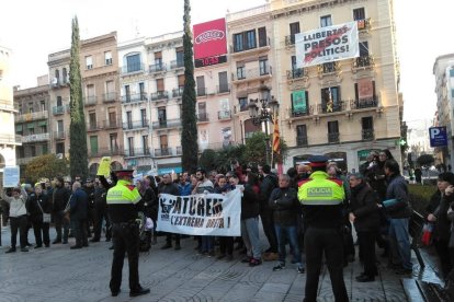 Prop de 300 persones han protestat contra la taula informativa de VOX