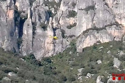 El helicóptero de los GRAE rescatando al hombre