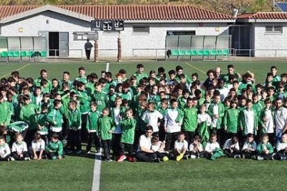 En acabar van realitzar una foto de família amb tots els jugadors del planter sobre la gespa.