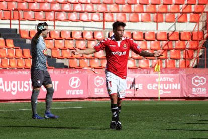 Brugui en el partit contra l'Ejea disputat al Nou Estadi on va provocar un penal a favor dels grana.