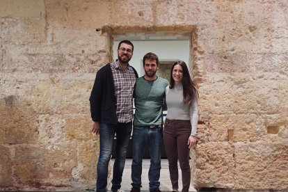 De izquierda a derecha, Oriol Sànchez (cap de piñas), Oriol Peiró (cap de colla) y Marta Sancho (cap de canalla).