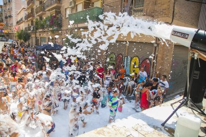 Instant de la festa de l'escuma durant la celebració de la festivitat del Barri del Port aquest 2019.