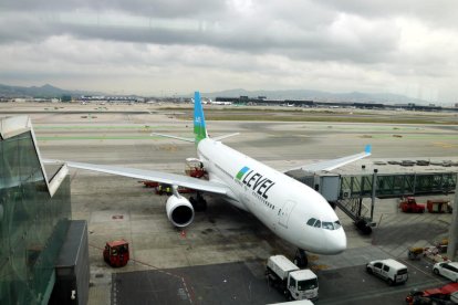 El avión de Level que hará el primer vuelo directo entre Barcelona y Santiago de Chile, en la pista del aeropuerto del Prat.