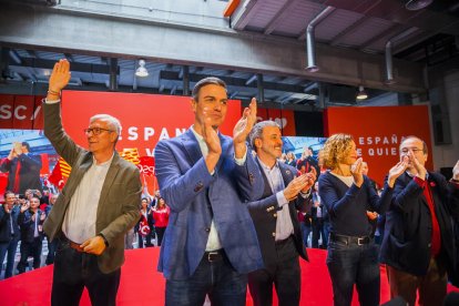 Pedro Sánchez con Josep Fèlix Ballesteros, Meritxell Batet, Miquel Iceta, y Jaume Collboni.