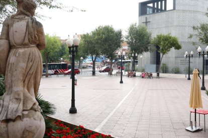 Imatge de la plaça Constitució de Bonavista, amb les llumeneres que seran substituïdes.