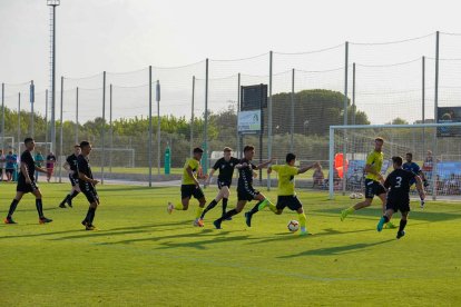 Una de las muchas jugadas de ataque que protagonizó el Nàstic en la primera mitad.