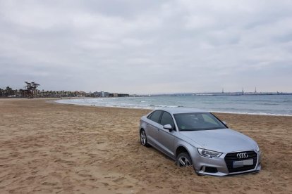 Vehículo en la playa de La Pineda.