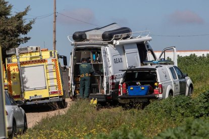 Los servicios de emergencias trabajando en el rescate del cadáver