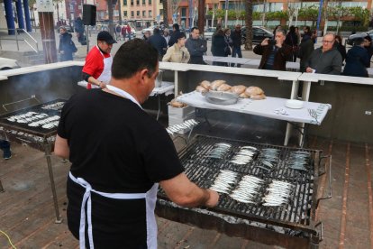 Varios cocineros preparan la sardinada popular organizada por la Liga Contra el Cáncer.