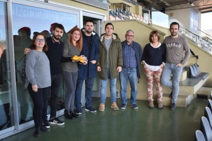 Algunos de los trabajadores, muy felices por el gesto que ha tenido la peña con ellos.