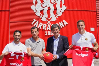 Pereira i Rodríguez acompanyats per Parés i Josep Maria Andreu en la seva presentació.