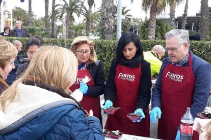 L'alcalde, Pere Granados, la regidora de Cultura i Festes, Maria José Rodríguez, i la d'infància, Julia Gómez servint les tapes.