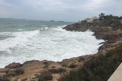 Imagen del mal mar en el mirador de la playa de la Arrabassada.