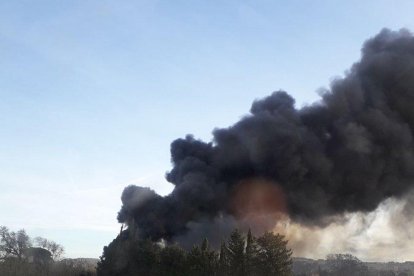 Imagen de la visible columna de humo negro que ha causado el incendio.