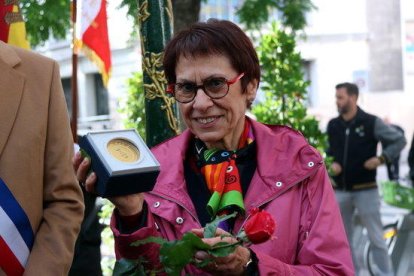 Margarita Català, hija de Neus Català, con la medalla Grand Vermeil que París le ha otorgado a su madre a título póstumo.