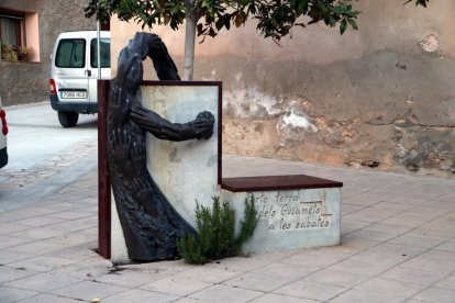 Imagen de la estatua dedicada a Neus Català en una de las plazas de su municipio natal, Els Guiamets.