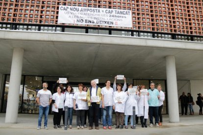 Els professionals de primària d'Amposta concentrats amb cartells de protesta davant del nou CAP.